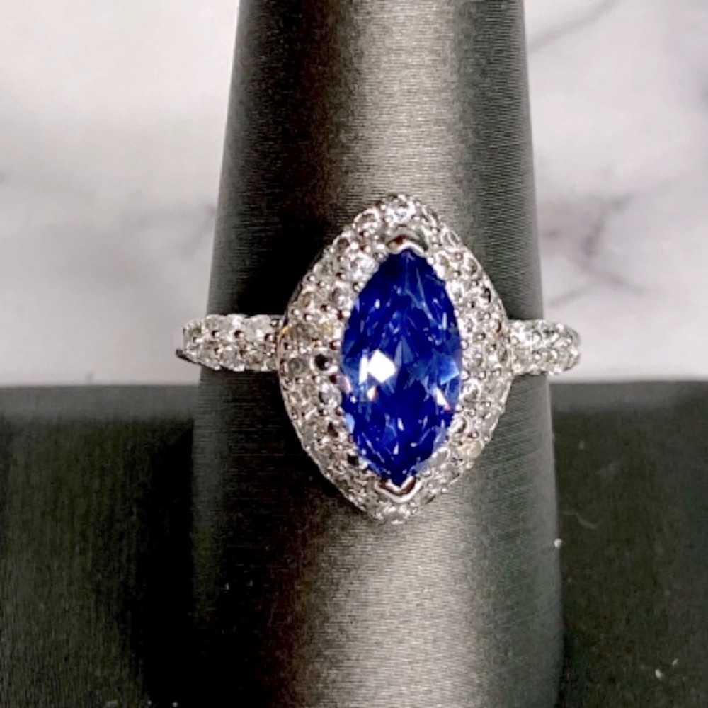 Quick Sale 💥.925 Silver Sim Tanzanite & Diamond Ring